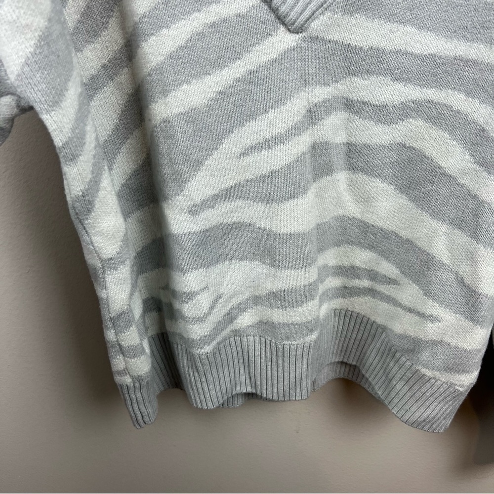 Varley Calvert Vneck Sweater Size Medium Gray Zebra Oversized Chunky Cozy Wool - Picture 7 of 10